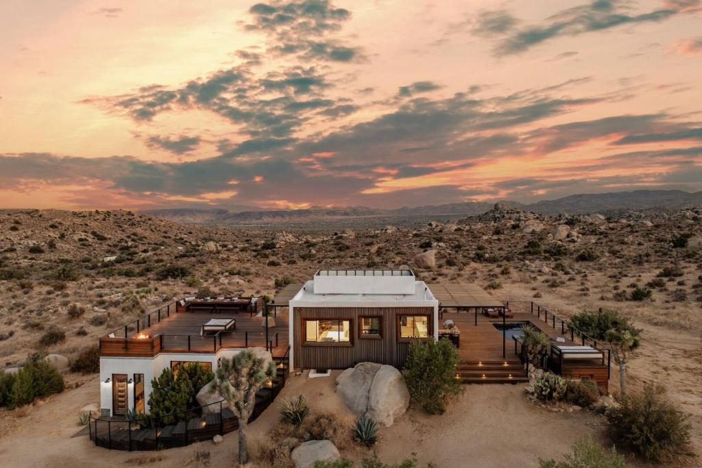 Pet-Friendly Joshua Tree Escape with Private Pool & Cowboy Tub