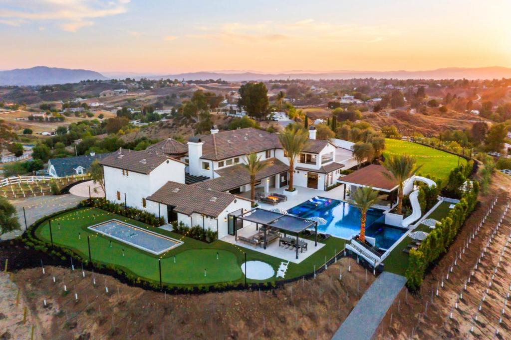 8 Temecula Wine Country Estates for Groups (Sleeps 10–26)