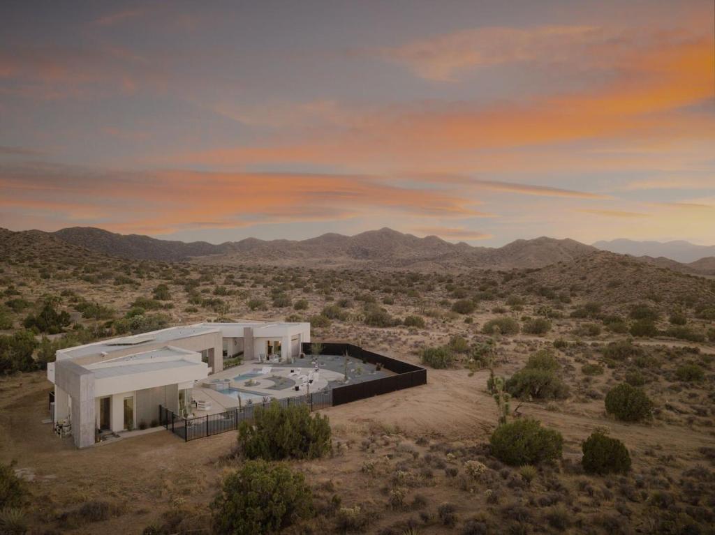 Joshua Tree Work-from-Anywhere Retreat with Private Pool & Spa