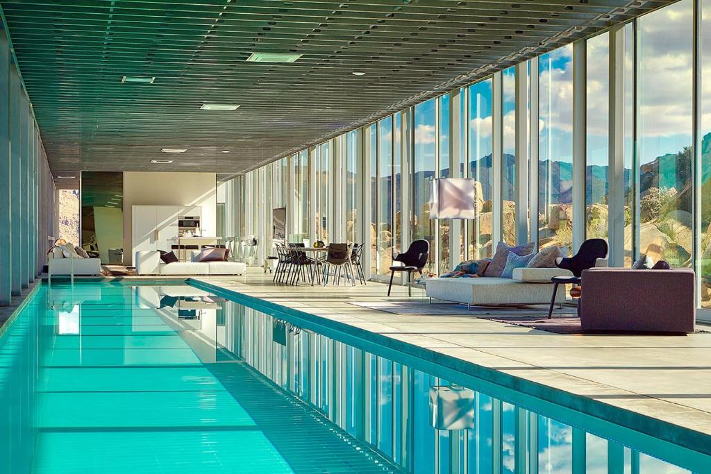 The Invisible House, Joshua Tree: Inside the Desert’s Mirrored Icon (and How to Book It)
