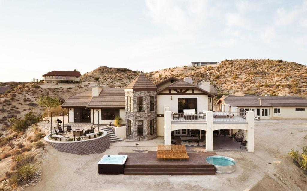 Pet-Friendly Joshua Tree Villa with Private Pool & Cowboy Tub