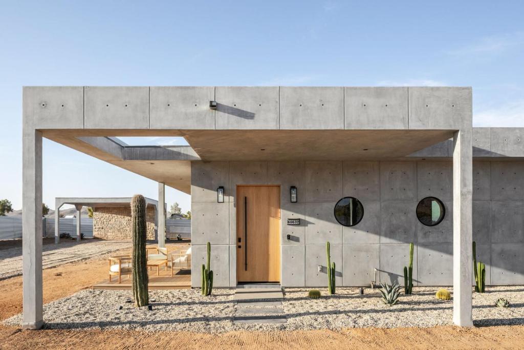 Beautiful Joshua Tree Escape with Private Pool & Cowboy Tub
