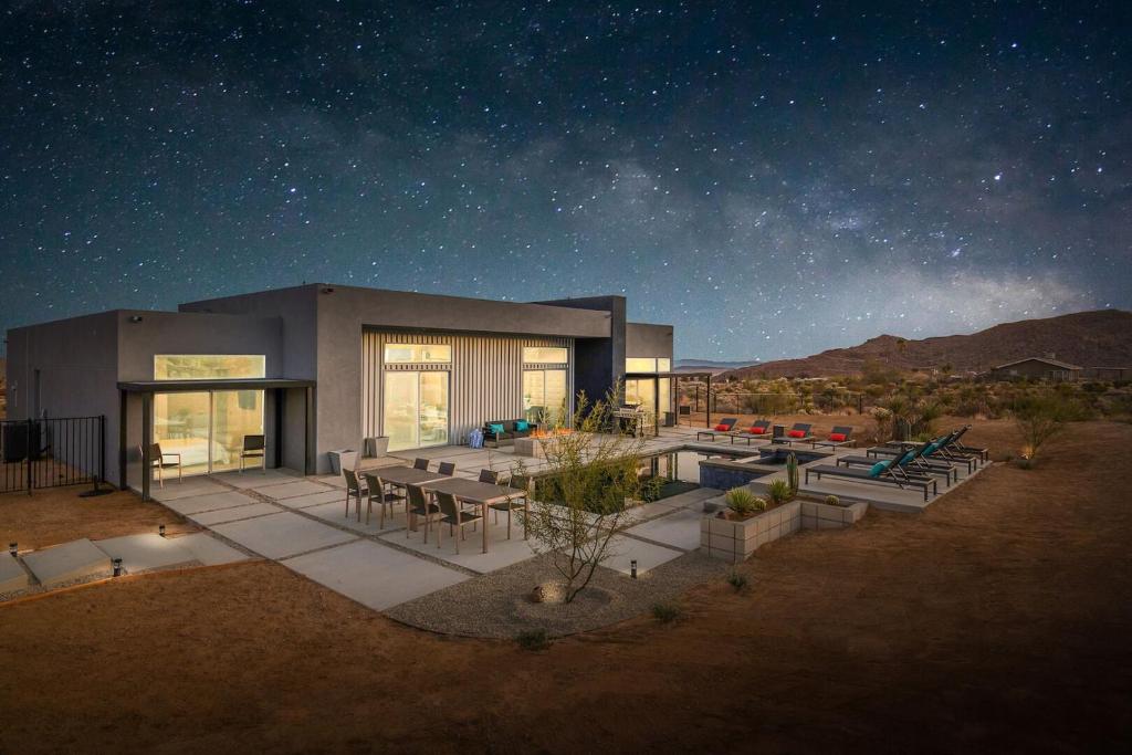 Joshua Tree Retreat featuring Private Pool & Cowboy Tub