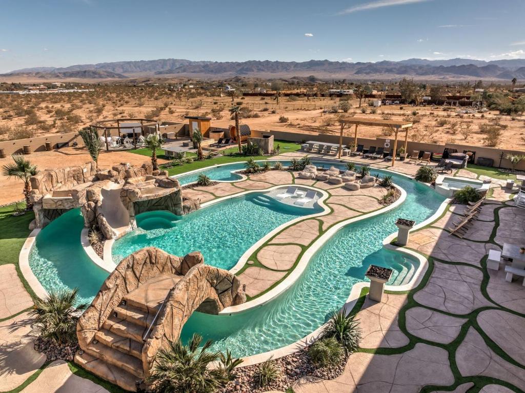 Joshua Tree Getaway with Home Theater, Private Pool & Cowboy Tub