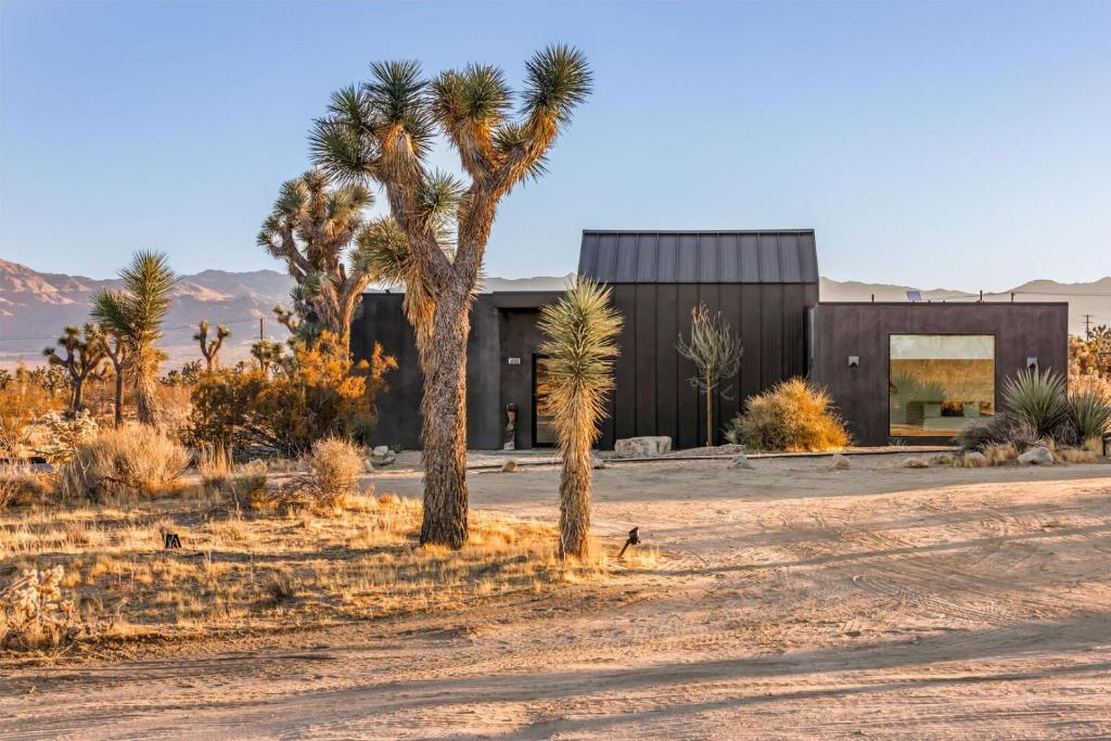 Joshua Tree Desert Oasis featuring Private Pool & Cowboy Tub