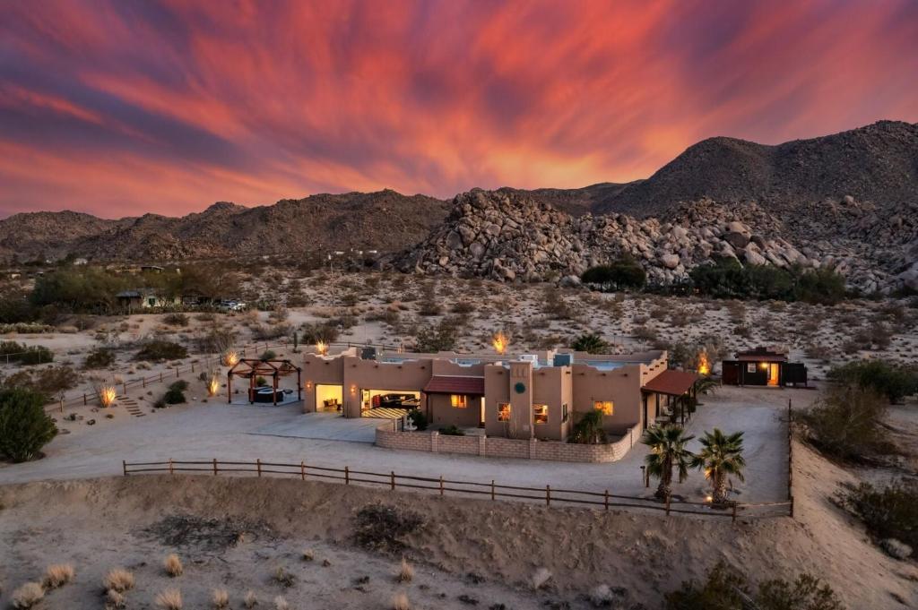 Beautiful Pet-Friendly Joshua Tree Desert Retreat for Vacations