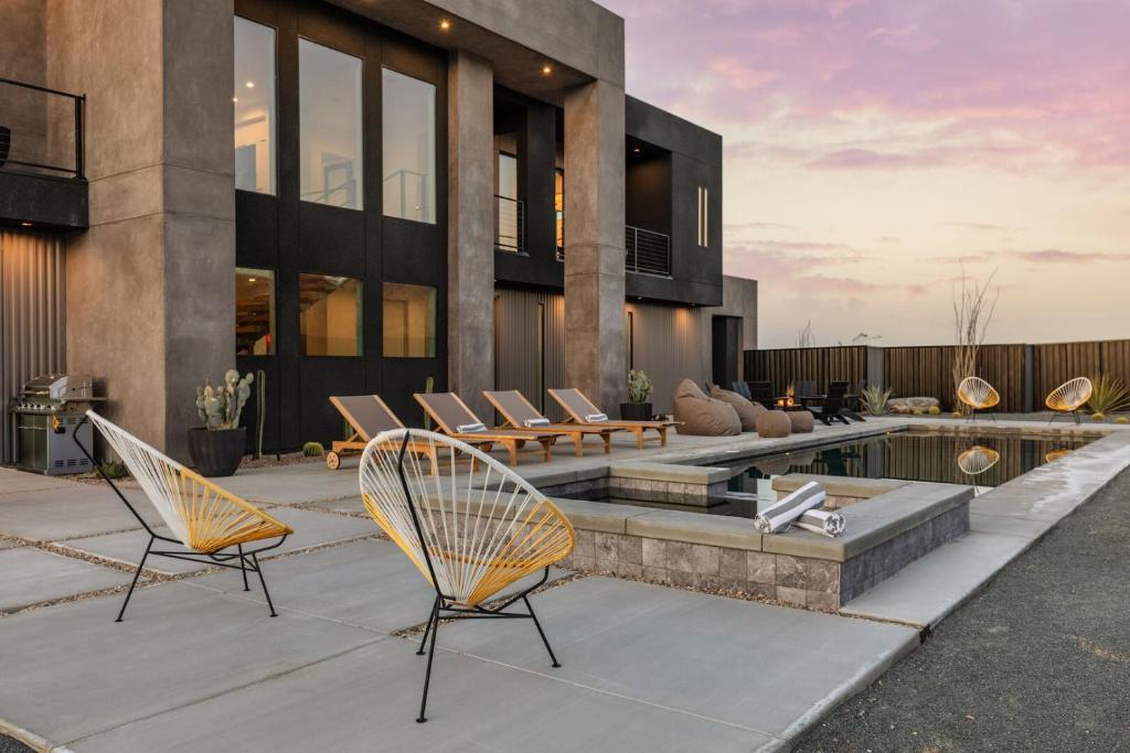 Pet-Friendly Joshua Tree Villa with Private Pool & Cowboy Tub