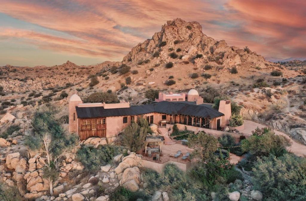 Pet-Friendly Joshua Tree Hideaway with Private Pool & Cowboy Tub