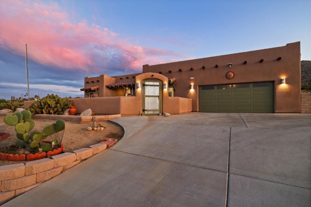 Joshua Tree Retreat featuring Home Theater & Private Pool