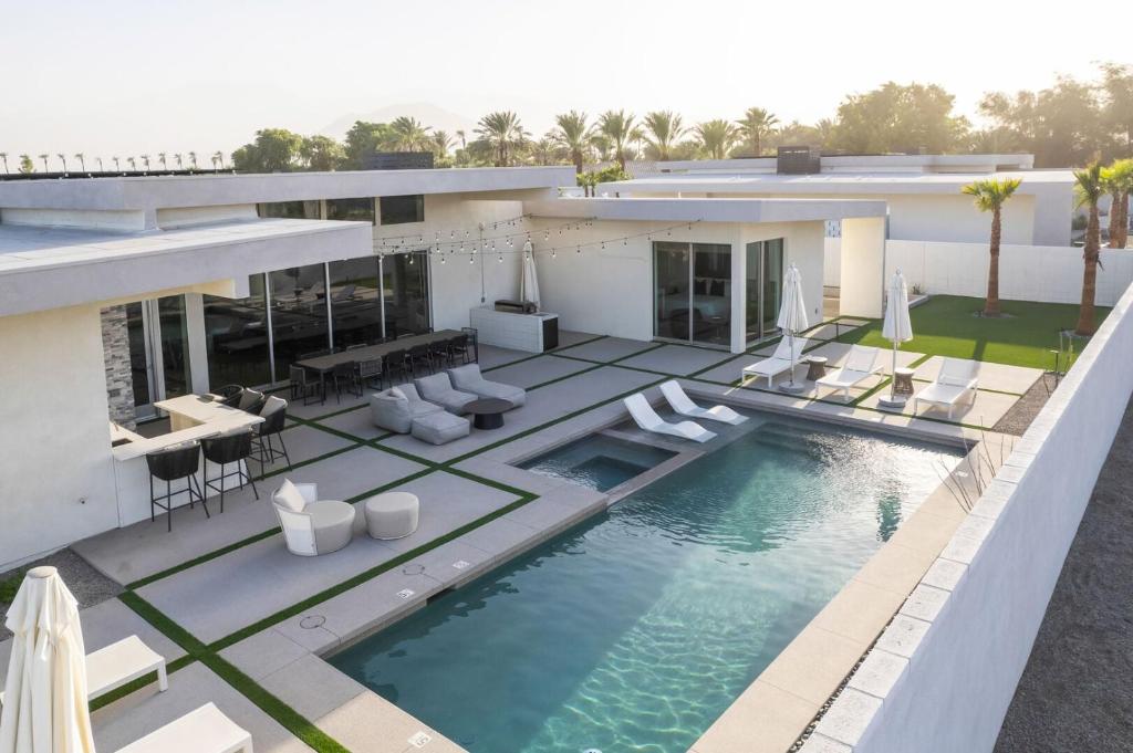 Stunning Coachella Retreat featuring Private Pool & Cowboy Tub