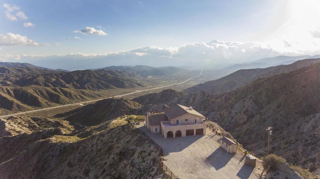 Pet-Friendly Joshua Tree Desert Hideaway featuring a Hot Tub