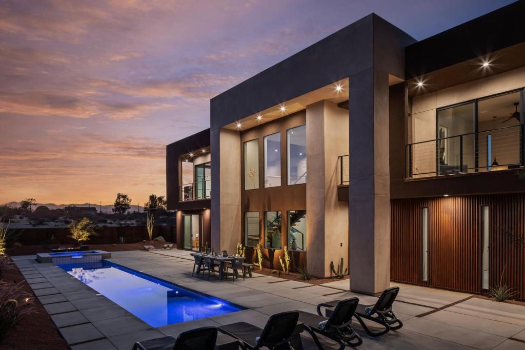 Pet-Friendly Joshua Tree Haven with Private Pool & Cowboy Tub
