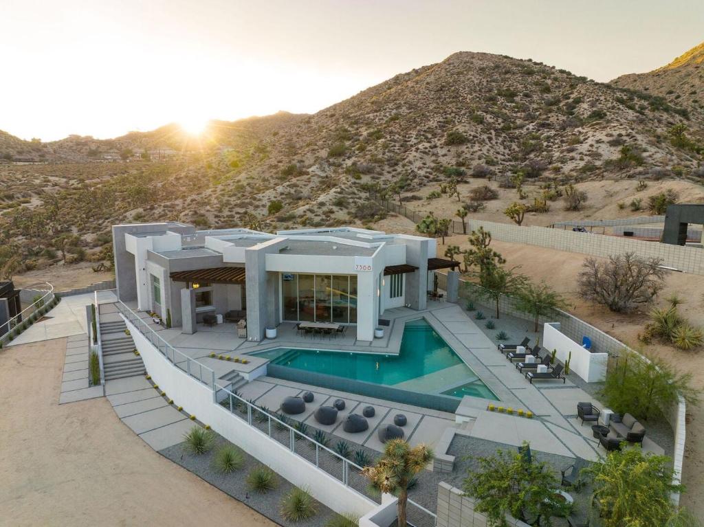 Beautiful Joshua Tree Retreat with Private Pool & Cowboy Tub