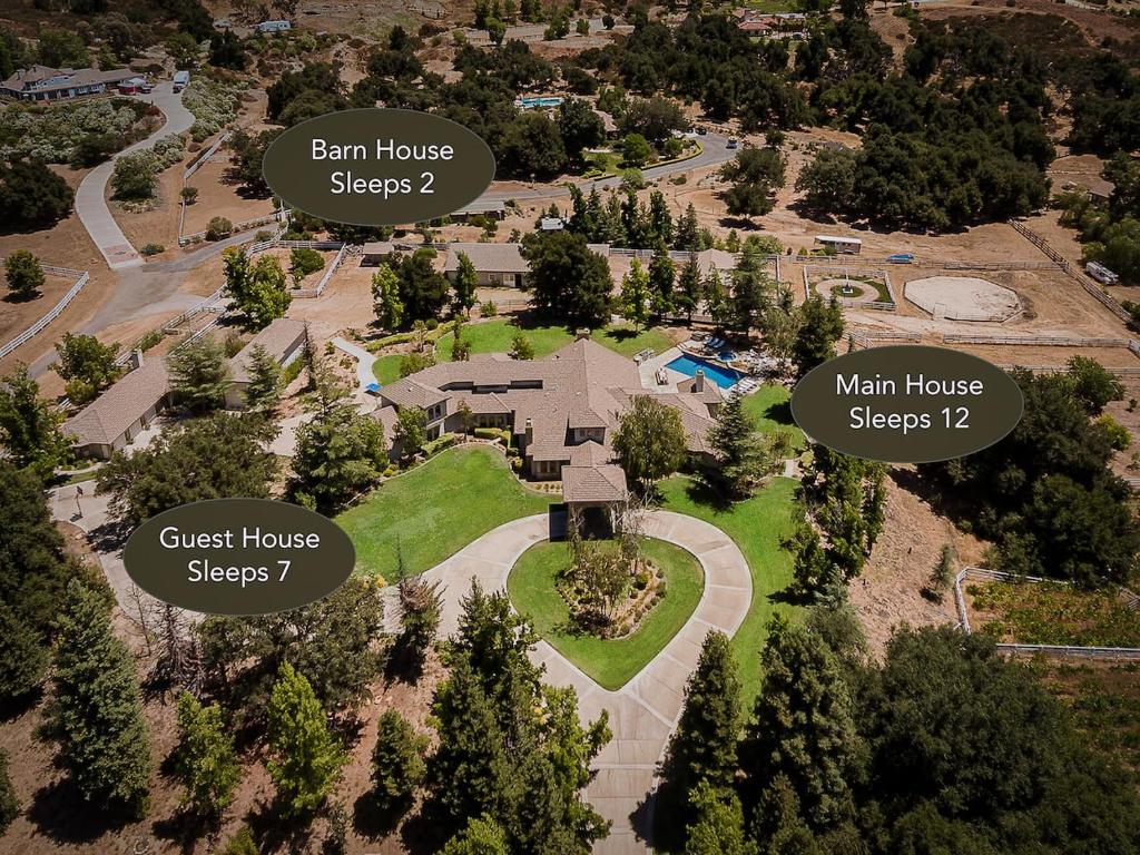 The Oaktree Estate near Temecula — 7-acre private resort with lake, pool and vineyard, sleeps 26