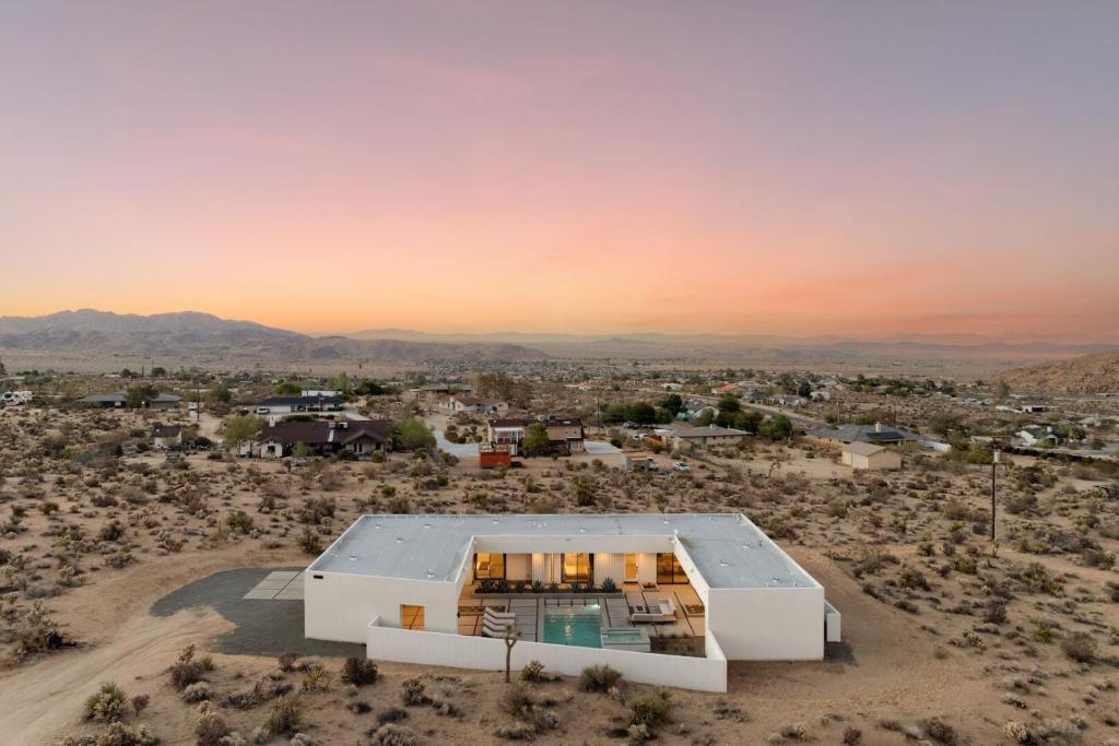 Pet-Friendly Joshua Tree Oasis with Private Pool & Cowboy Tub