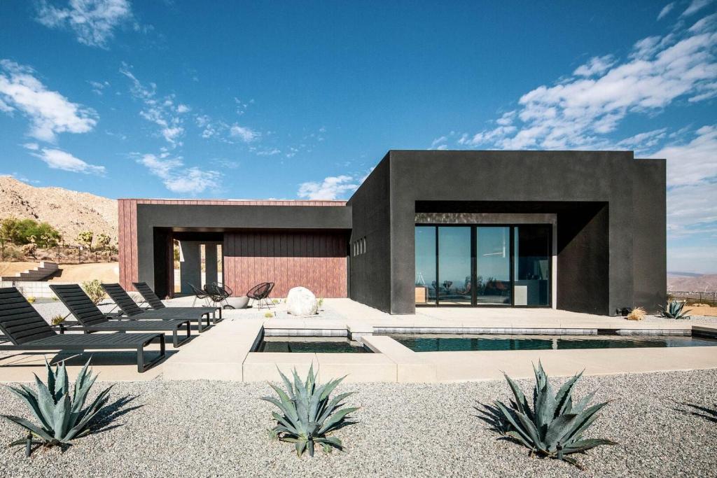 Pet-Friendly Joshua Tree Getaway with Private Pool & Cowboy Tub