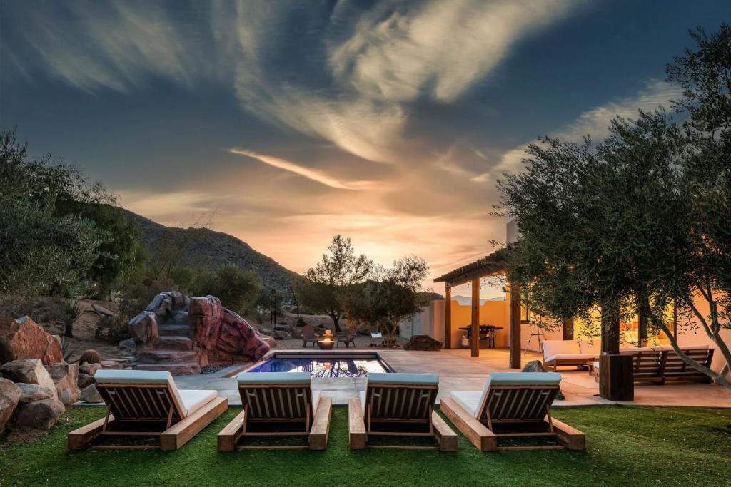 Beautiful Joshua Tree Hideaway with Private Pool & Cowboy Tub