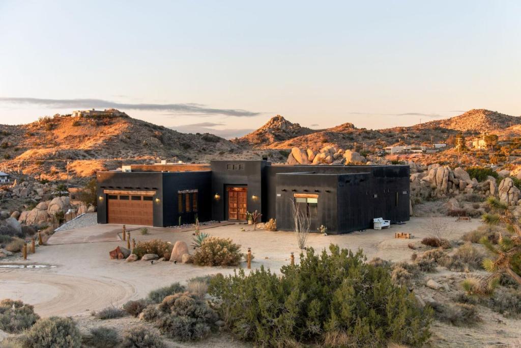 Beautiful Joshua Tree Hideaway with Private Pool & Cowboy Tub