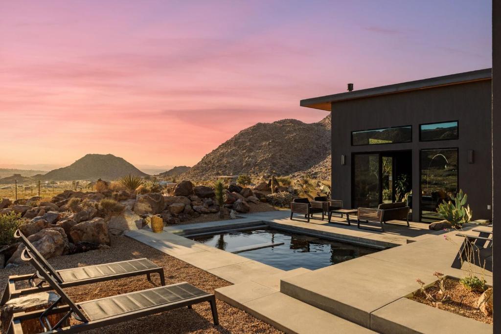 Pet-Friendly Joshua Tree Getaway with Private Pool & Cowboy Tub