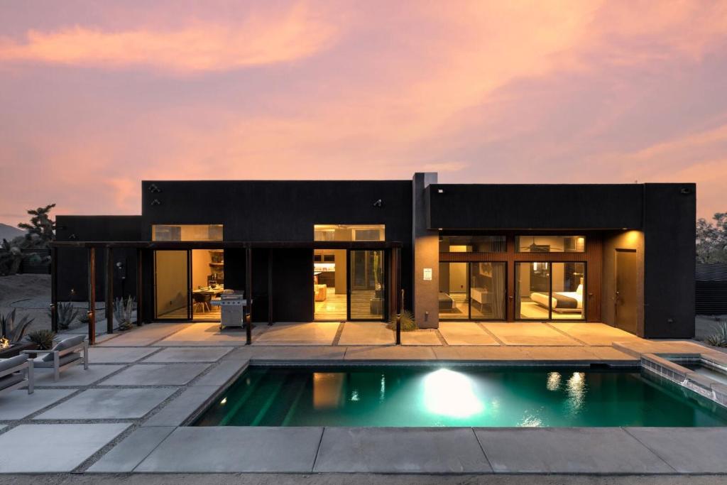 Pet-Friendly Desert Escape with Private Pool & Cowboy Tub