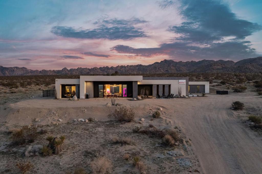 Pet-Friendly Joshua Tree Haven with Private Pool & Cowboy Tub