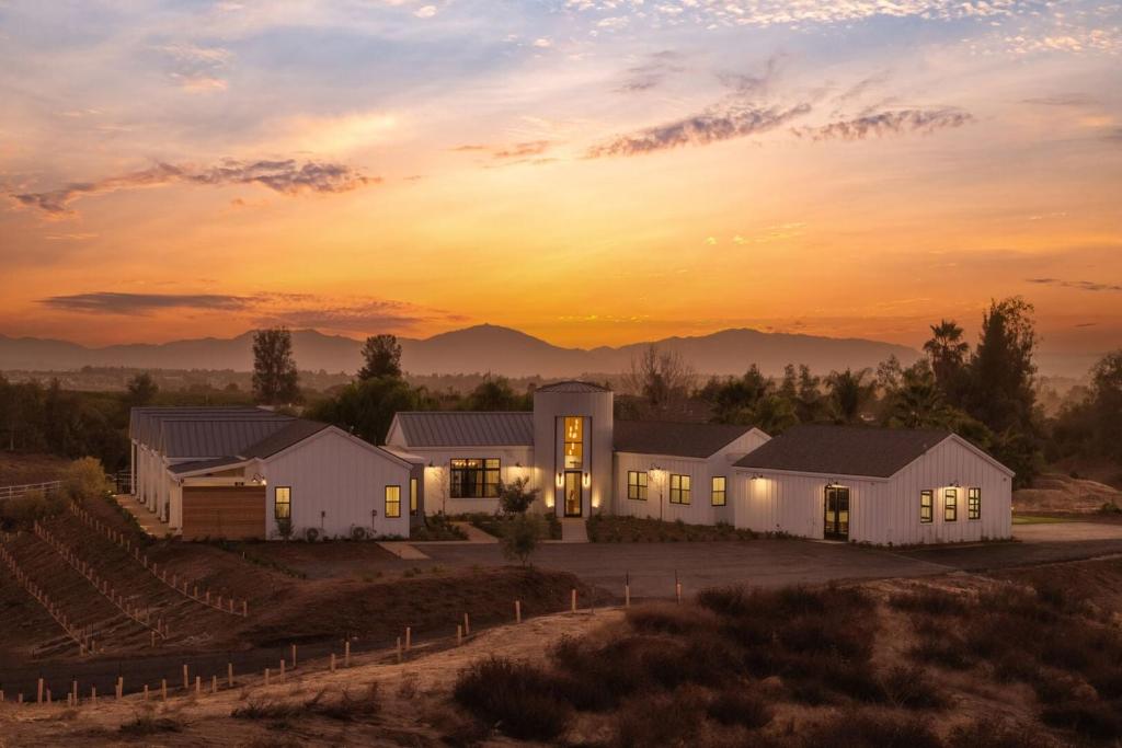 Vintners Village California-chic wine estate in Temecula wine country with private pool, sleeps 20