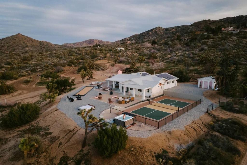 Joshua Tree Work-from-Anywhere Oasis with Pickleball & Cowboy Tub